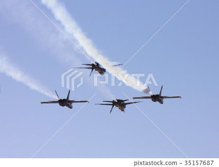 US Navy Blue Angels F / A-18 Hornet battle attack aircraft flying acrobat while smoking 35157687