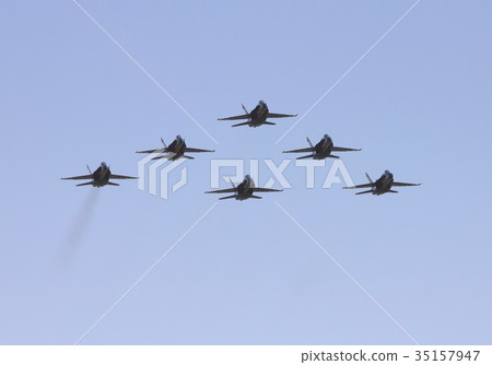 形成美國海軍藍色天使飛行雜技的F / A-18大黃蜂戰鬥機攻擊機 35157947