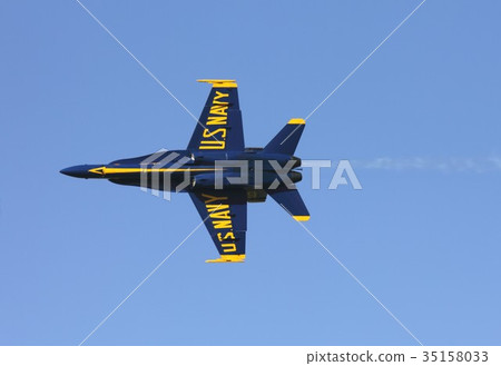 The formation of the F / A-18 Hornet fighter attack aircraft of the US Navy Blue Angels flying acrobatics The formation of the F / A-18 Hornet fighter attack aircraft of the US Navy Blue Angels flying acrobatics 35158033