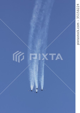 US Navy Blue Angels F / A-18 Hornet battle attack aircraft flying acrobat while smoking 35158224
