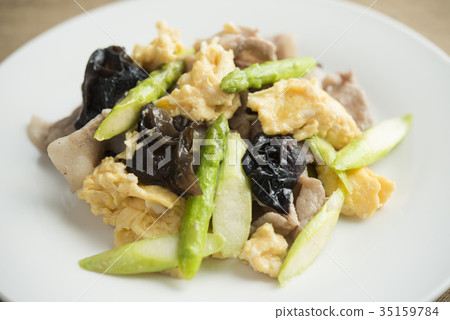 Fried eggs with pork and jellyfish 35159784