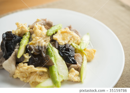 Fried eggs with pork and jellyfish 35159786