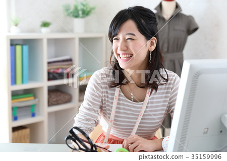 認為設計的時裝設計師 35159996