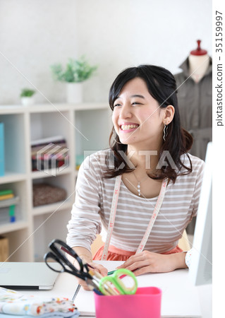 認為設計的時裝設計師 35159997