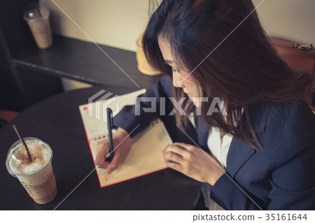 business women working writing in the cafe 35161644
