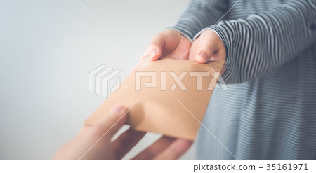 包含某物的紙板信封 35161971