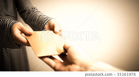 A cardboard envelope containing something 35161978