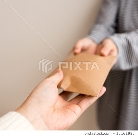 A cardboard envelope containing something 35161983