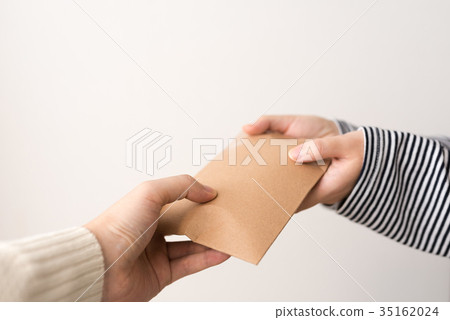 包含某物的紙板信封 35162024