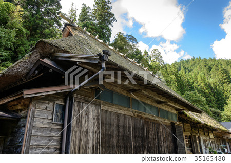 Thatch roof and blue sky Thatch roof and blue sky 35165480