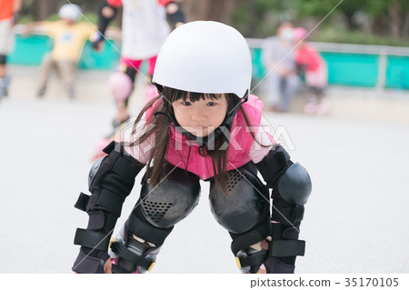 girl play roller skating girl play roller skating 35170105