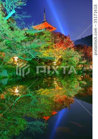 Kiyomizudera maple illumination in autumn 35171618