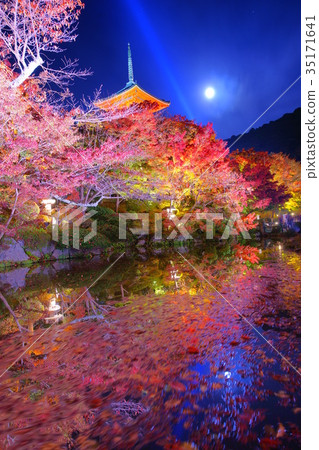 Kiyomizudera moon rise in colorful autumn Kiyomizudera moon rise in colorful autumn 35171641