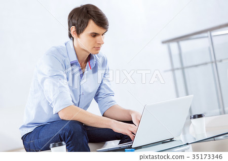 Man browsing web 35173346