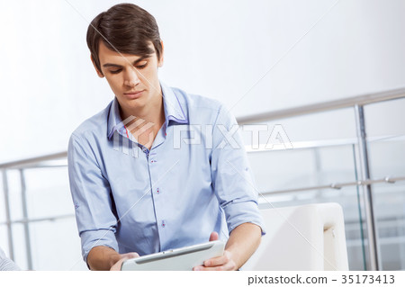 Man browsing web 35173413