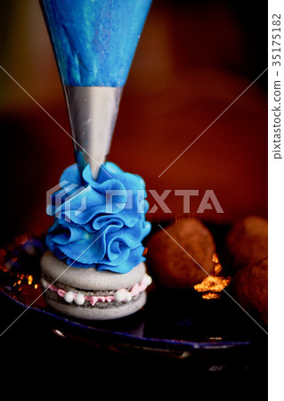 application of blue butter cream with a cooking 35175182