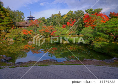 Ninnaji Temple North garden lake in early autumn 35175288