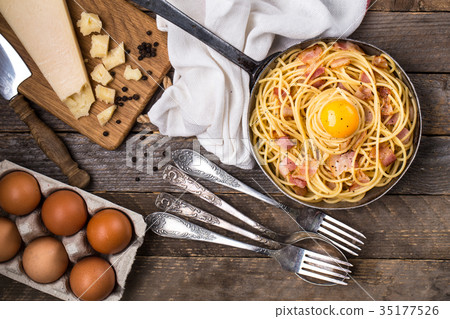 Pasta with bacon, egg and cheese 35177526