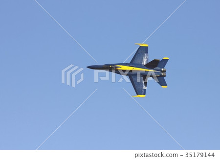 The formation of the F / A-18 Hornet fighter attack aircraft of the US Navy Blue Angels flying acrobatics 35179144