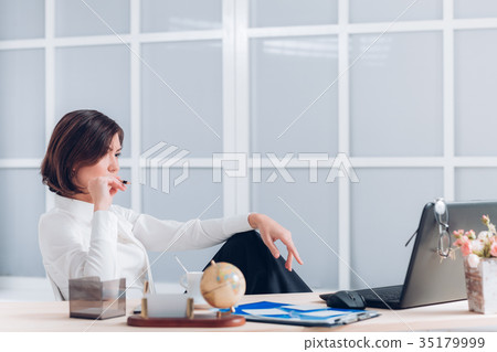 business woman working in the office business woman working in the office 35179999