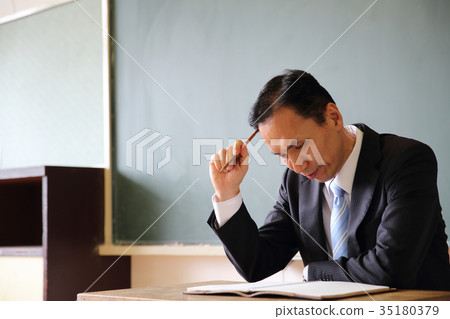 School teacher School teacher 35180379