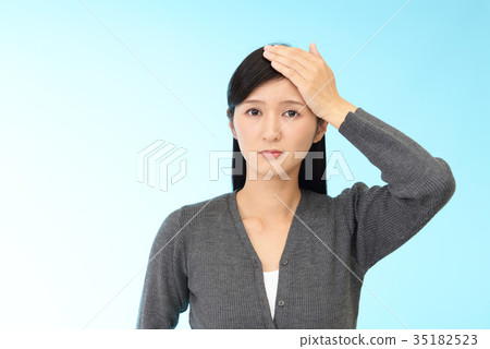 一個女人抱著一個頭 一個女人抱著一個頭 35182523