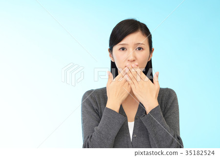 一個驚訝的表情的女人 一個驚訝的表情的女人 35182524