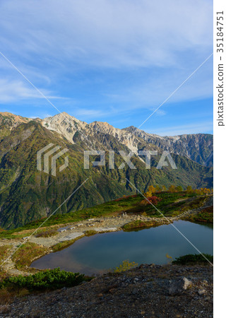長野北阿爾卑斯山白馬Miyama和Happo池塘秋天 35184751