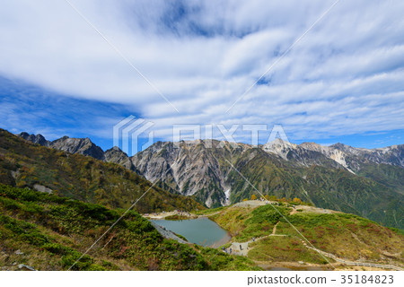 長野北阿爾卑斯山白馬Miyama和Happo池塘秋天 35184823