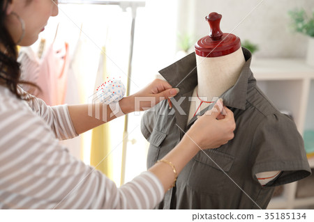 設計師檢查完成的衣服 35185134