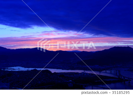 Hiroshima Ohashi和Kaita Ohashi從黎明時分的金色山峰中觀看 35185295