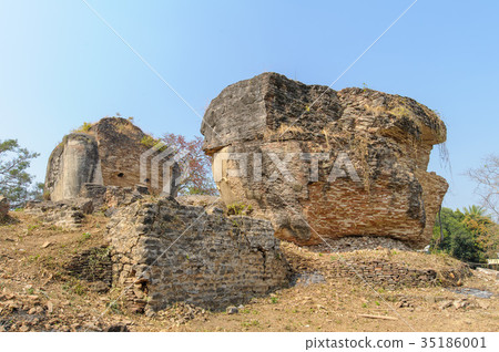 Ruin of guardian statue in Mingun Pahtodawgyi Ruin of guardian statue in Mingun Pahtodawgyi 35186001