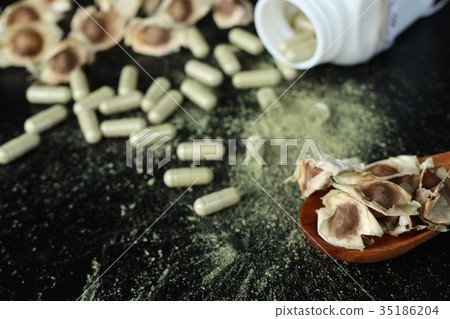 Moringa capsules 35186204