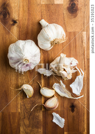 Fresh healthy garlic. 35191023
