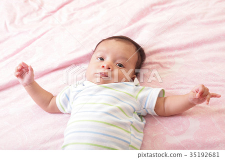 Newborn baby portrait 35192681