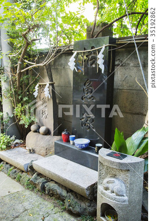 Tsukiji Wave Inari Shrine Active Fish Mound 35192862