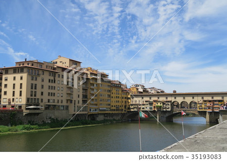Ponte Vecchio in the historical center of Florence 35193083