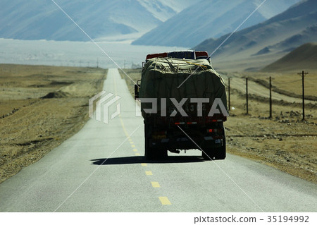 mountain road in tibet 35194992