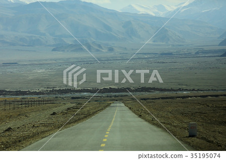 mountain road in tibet 35195074