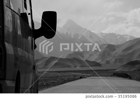 mountain road in tibet 35195086