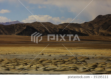 soil corrosion cracks on the ground soil corrosion cracks on the ground 35195111
