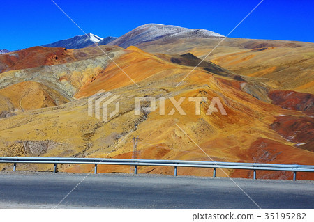 mountain road in tibet 35195282