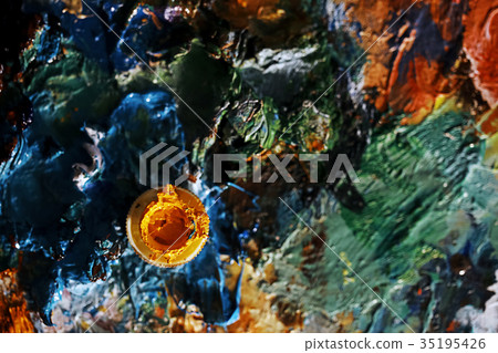 The artist paints a portrait of oil 35195426