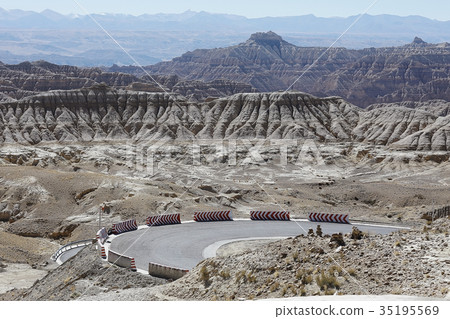 mountain road in tibet 35195569