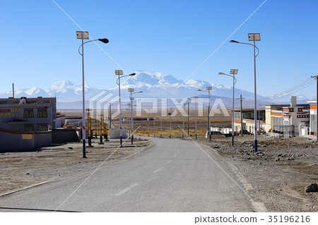 mountain road in tibet 35196216