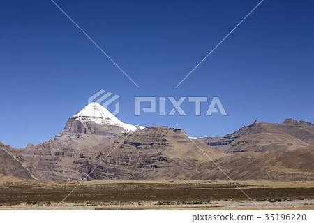mountain road in tibet 35196220