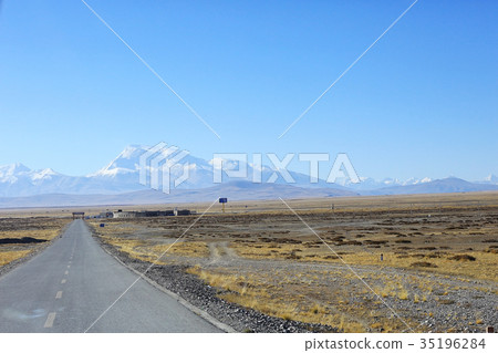 mountain road in tibet 35196284