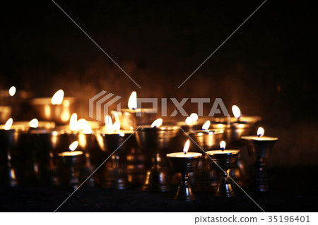 candles in a Buddhist temple 35196401