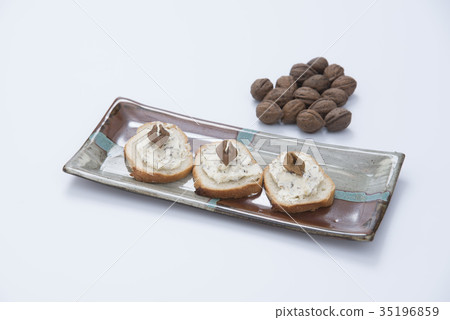 Walnut cream cheese with sauce 35196859