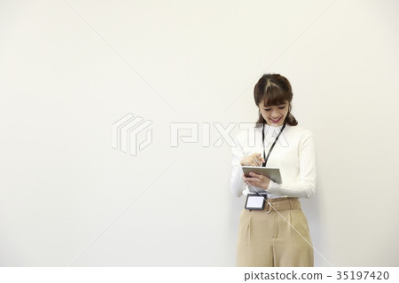經營平板電腦的女性員工 35197420
